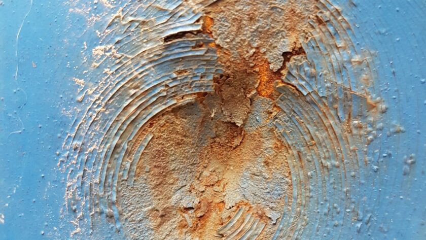 Fotodruck Marseille 7 auf Dibond oder Forex in verschiedenen Formaten. Stahlplatte Marseille 7, blau, mit kreisförmigen Farbablösungen und markanten Rostmarken.