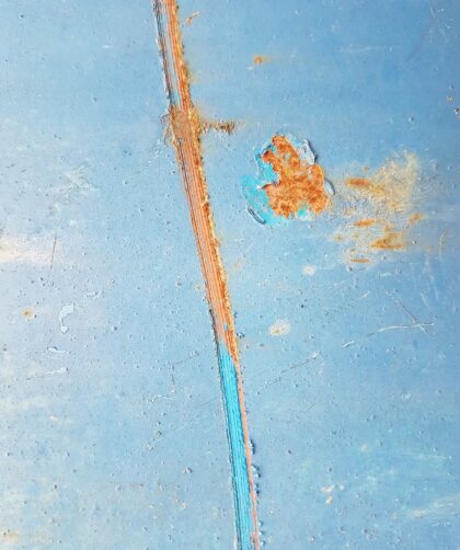 Fotodruck Marseille 4 auf Dibond oder Forex in verschiedenen Formaten. Stahlplatte, blau Rostmarke und auslaufender blauer Farblinie.