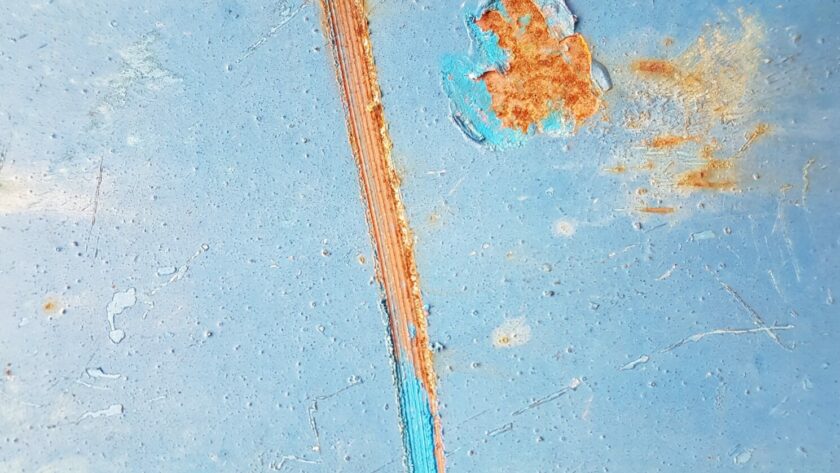 Fotodruck Marseille 4 auf Dibond oder Forex in verschiedenen Formaten. Stahlplatte, blau Rostmarke und auslaufender blauer Farblinie.