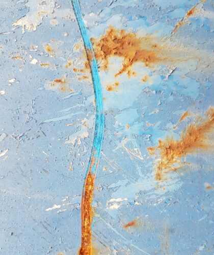 Fotodruck Marseille 5 auf Dibond oder Forex in verschiedenen Formaten. Stahlplatte, blau markanten Rostmarken und blauer Farblinie.