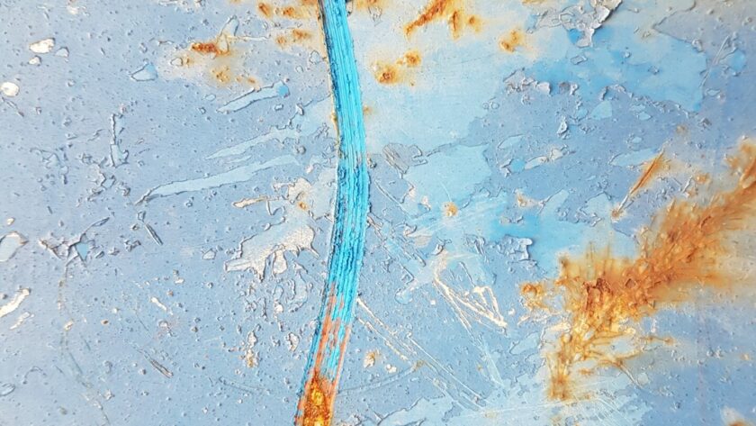 Fotodruck Marseille 5 auf Dibond oder Forex in verschiedenen Formaten. Stahlplatte, blau markanten Rostmarken und blauer Farblinie.