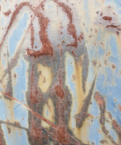 Rostige Stahlplatte mit blau - weißer Farbe und deutlichen Rostmarken. Fotodruck auf Dibond oder Forex.