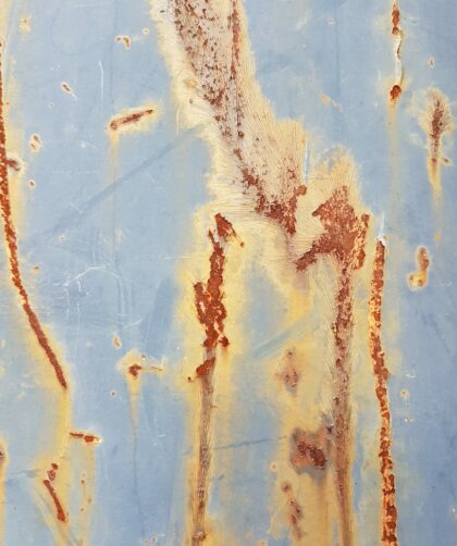 Rostige Stahlplatte mit blauer Farbe und deutlichen Rostmarken. Fotodruck auf Dibond oder Forex.