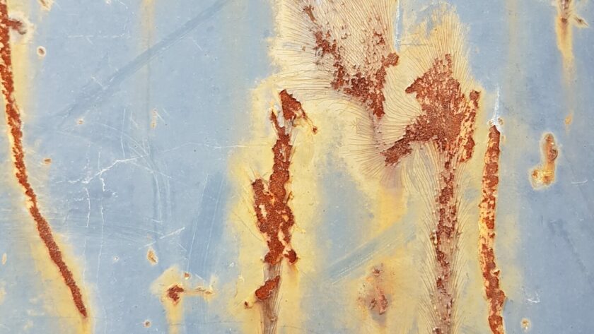 Rostige Stahlplatte mit blauer Farbe und deutlichen Rostmarken. Fotodruck auf Dibond oder Forex.