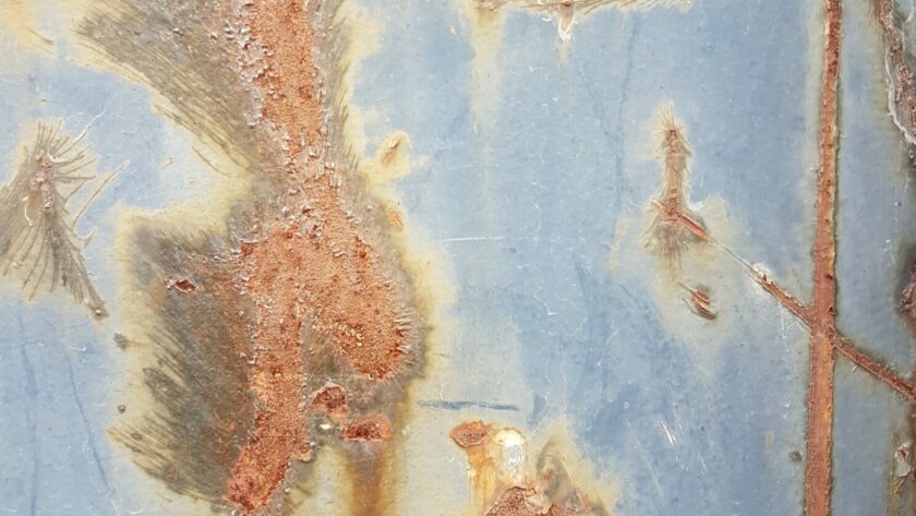 Rostige Stahlplatte, blau mit großen Rostmarken. Fotodruck auf Dibond oder Forex.