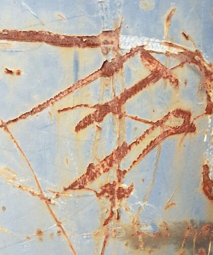 Rostige Stahlplatte, blau -weiß mit großen Rostmarken. Fotodruck auf Dibond oder Forex in verschiedenen Formaten.