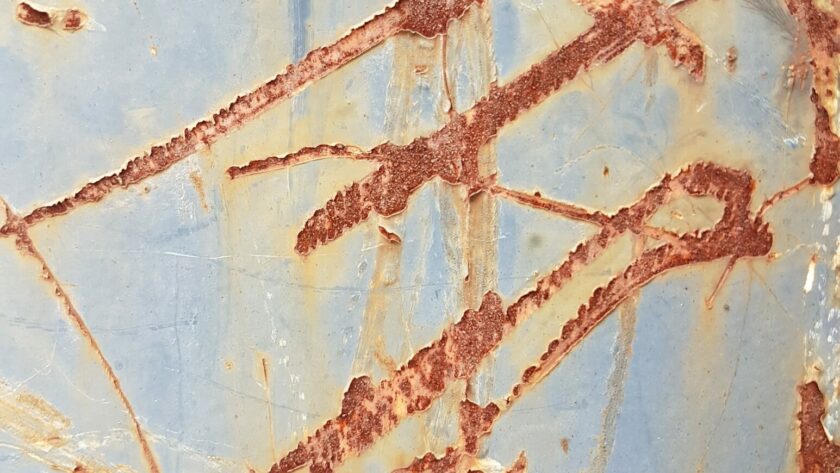 Rostige Stahlplatte, blau -weiß mit großen Rostmarken. Fotodruck auf Dibond oder Forex in verschiedenen Formaten.