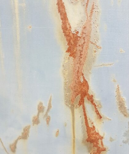 Stahlplatte, blau -weiß mit prägnanten Rostmarken. Fotodruck auf Dibond oder Forex in verschiedenen Formaten.