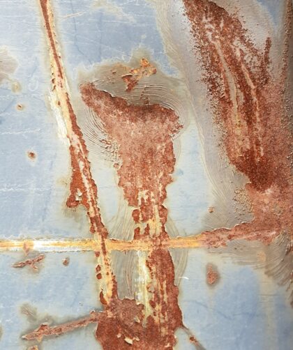 Stahlplatte, blau -weiß mit prägnanten Rostmarken. Fotodruck auf Dibond oder Forex in verschiedenen Formaten.