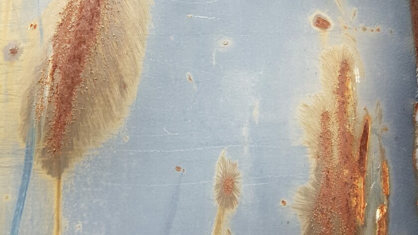 Stahlplatte, blau -weiß mit prägnanten Rostmarken. Fotodruck auf Dibond oder Forex in verschiedenen Formaten.