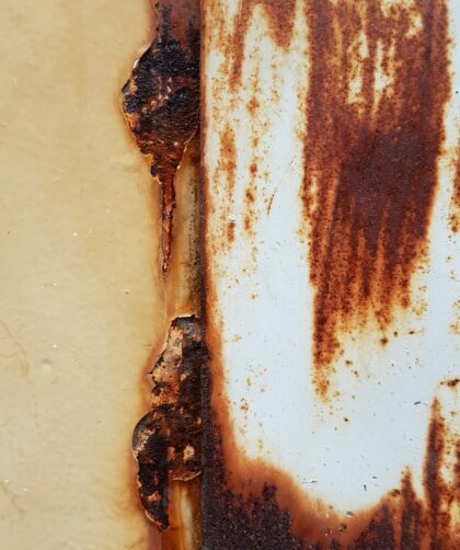 Stahlplatte mit markanten Rostspuren; weisse Farbe. Fotodruck auf Dibond oder Forex in diversen Formaten