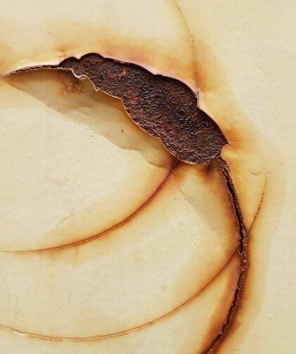 Stahlplatte mit markanten kreisförmigen Rostspuren; beige Farbe. Fotodruck auf Dibond oder Forex in diversen Formaten