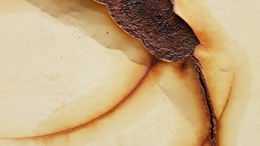 Stahlplatte mit markanten kreisförmigen Rostspuren; beige Farbe. Fotodruck auf Dibond oder Forex in diversen Formaten