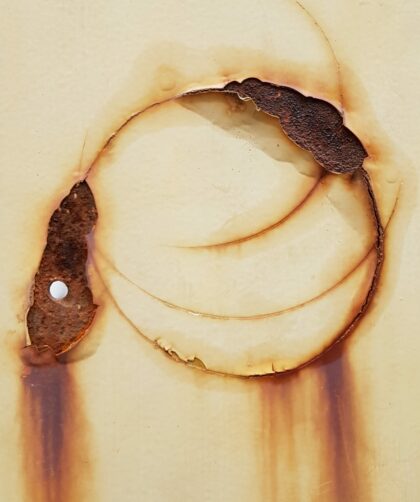 Stahlplatte, beige mit markanten kreisförmigen Rostspuren und Loch. Fotodruck Cannes auf Dibond oder Forex in diversen Formaten