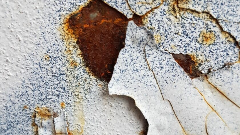 Verrostete Stahlplatte mit Rostmarken und abblätternder Farbe, weiss - blau. Fotodruck auf Dibond oder Forex in diversen Formaten.