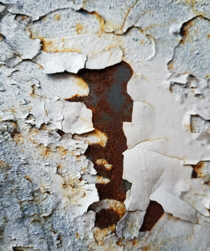 Stahlplatte mit weisser Farbe und deutlichen Rostmarken. Fotodruck auf Dibond oder Forex.