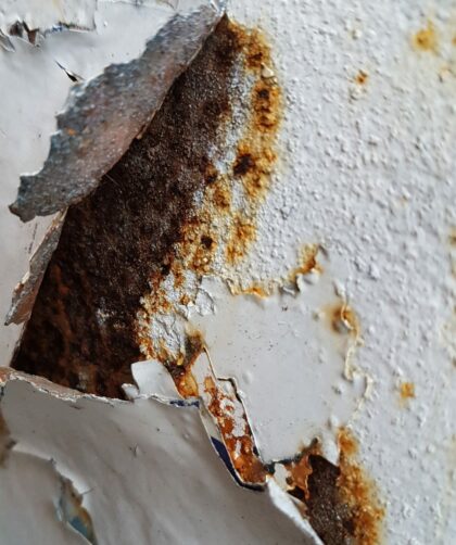 Stahlplatte mit deutlichen Rostspuren und weissen Farbabsprüngen. Fotodruck auf Dibond oder Forex in verschiedenen Formaten.