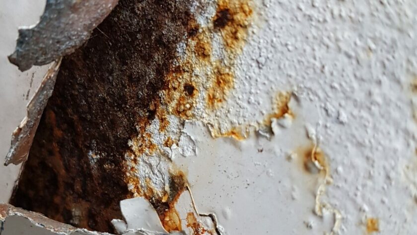 Stahlplatte mit deutlichen Rostspuren und weissen Farbabsprüngen. Fotodruck auf Dibond oder Forex in verschiedenen Formaten.