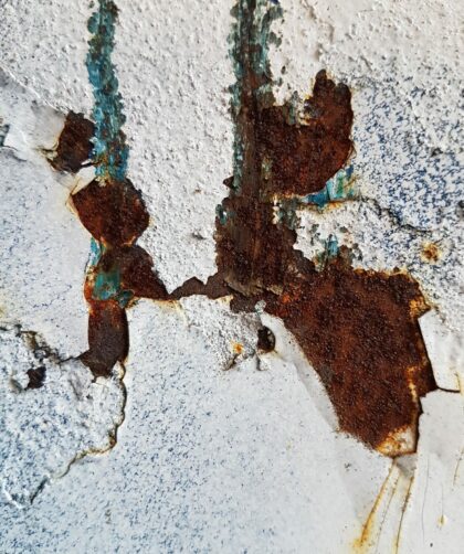 Stahlplatte in weiss mit deutlichen Rostspuren. Fotodruck auf Dibond oder Forex.