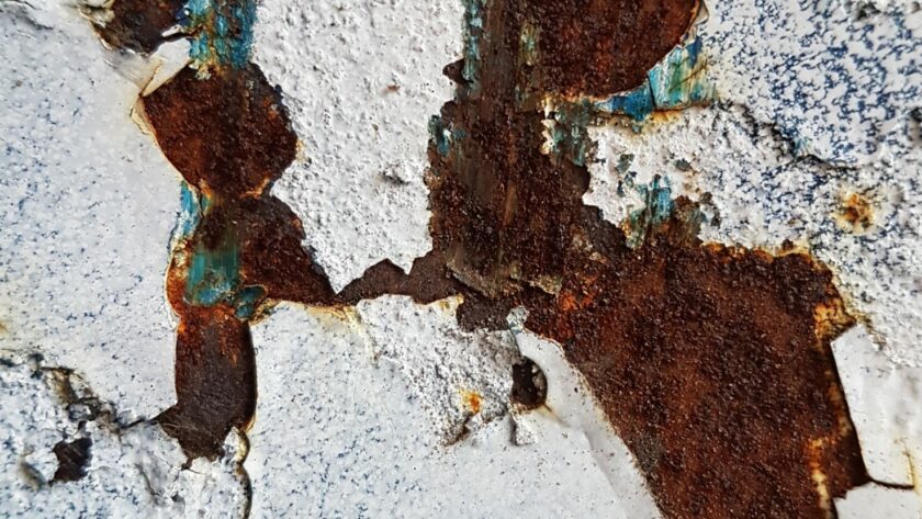 Stahlplatte in weiss mit deutlichen Rostspuren. Fotodruck auf Dibond oder Forex.