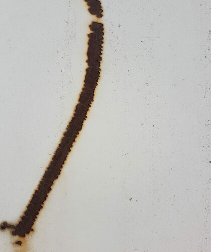 Verrostete Stahlplatte in weiss mit Rostmarken. Fotodruck auf Dibond oder Forex in verschiedenen Formaten