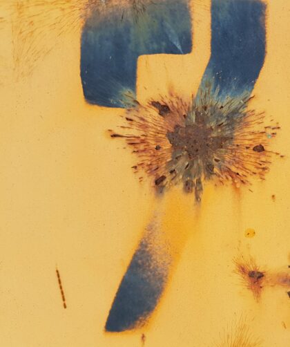 Rostige Stahlplatte, gelb mit sternförmigen Rostmarken. schwarze No. 7. Fotodruck auf Dibond in verschiedenen Formaten.