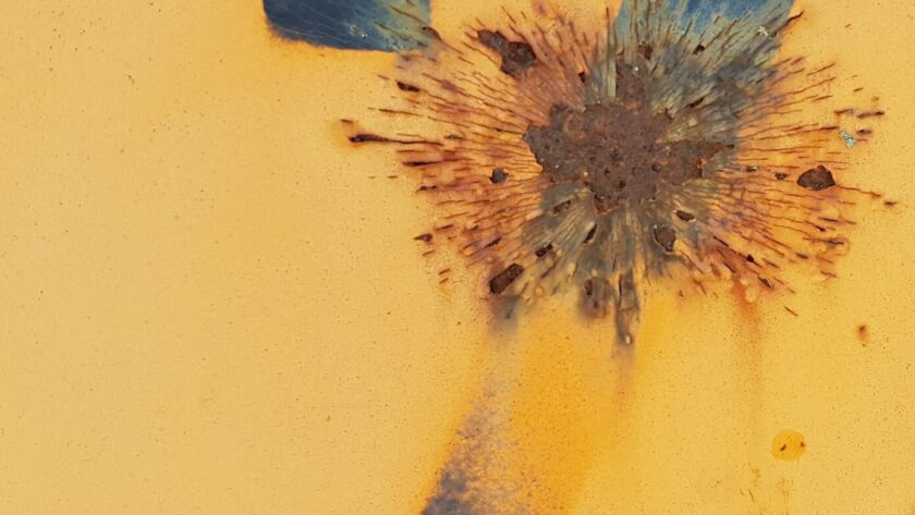 Rostige Stahlplatte, gelb mit sternförmigen Rostmarken. schwarze No. 7. Fotodruck auf Dibond in verschiedenen Formaten.