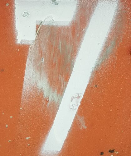 Pariser Stahlplatte, rot mit weißer No. 7. Fotodruck auf Dibond oder Forex