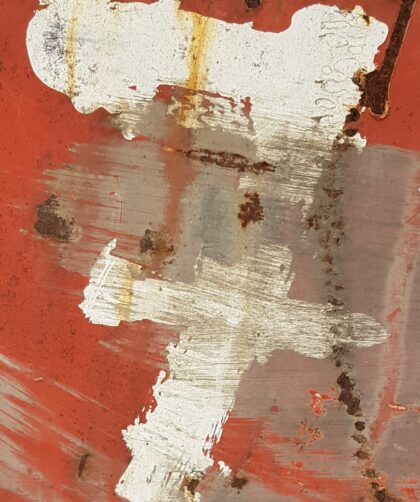 Pariser Stahlplatte, rot mit weißer No. 7 und Rostmarken. Fotodruck auf Dibond oder Forex in verschiedenen Formaten.