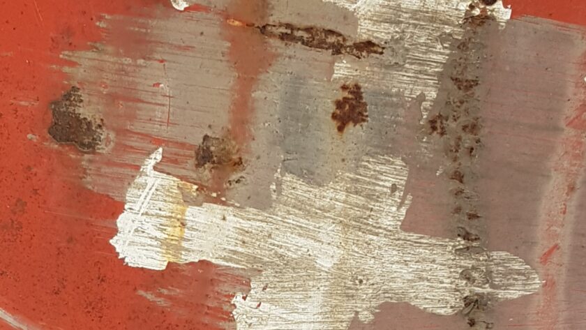 Pariser Stahlplatte, rot mit weißer No. 7 und Rostmarken. Fotodruck auf Dibond oder Forex in verschiedenen Formaten.