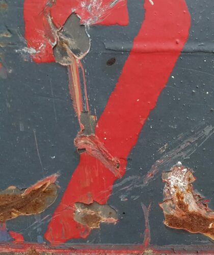 Pariser Stahlplatte, rot -grau mit roter No. 7 und Rostmarken. Fotodruck auf Dibond oder Forex in verschiedenen Formaten.