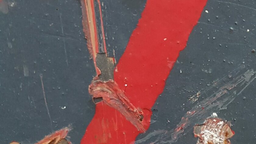 Pariser Stahlplatte, rot -grau mit roter No. 7 und Rostmarken. Fotodruck auf Dibond oder Forex in verschiedenen Formaten.