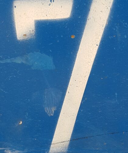 Paris Art Gallery, Pariser Stahlplatte, blau mit weißer No. 7 und Rostmarken. Fotodruck auf Dibond oder Forex in verschiedenen Formaten.