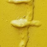 Pariser Stahlplatte, gelb mit gelber No. 7 undSchweißnaht. Fotodruck auf Dibond oder Forex in verschiedenen Formaten.