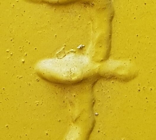 Pariser Stahlplatte, gelb mit gelber No. 7 undSchweißnaht. Fotodruck auf Dibond oder Forex in verschiedenen Formaten.