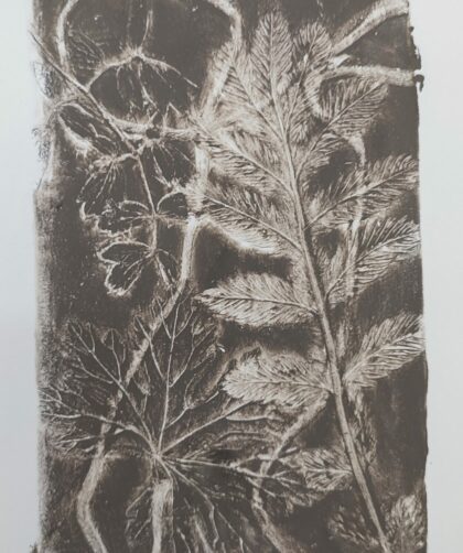 Monotype, impression gélatine, marron avec feuilles et fils. Acrylique sur papier.