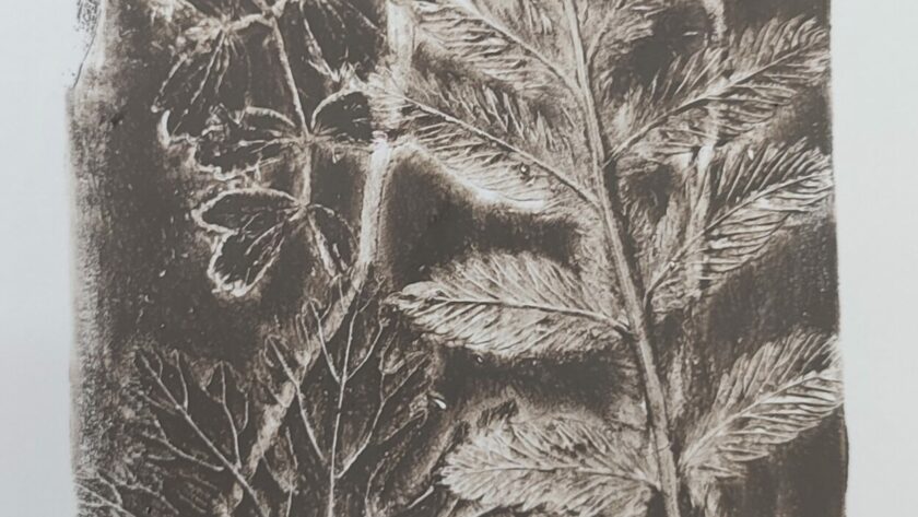 Monotype, impression gélatine, marron avec feuilles et fils. Acrylique sur papier.