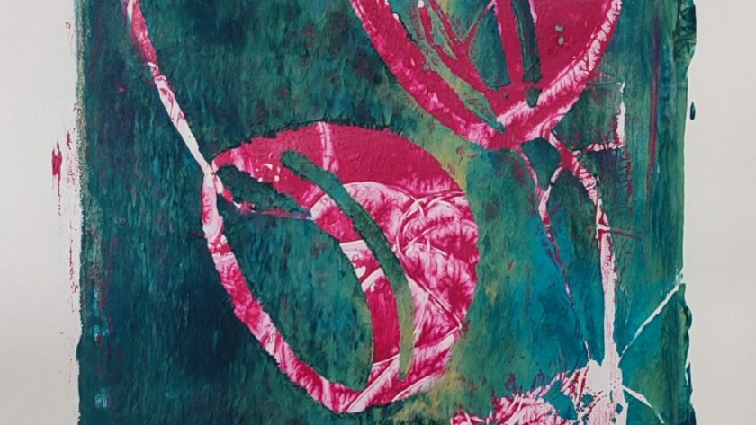Monotype, impression gélatine, or, bleu ,rouge, argenté avec pochoirs, herbes et fils. Acrylique sur papier.
