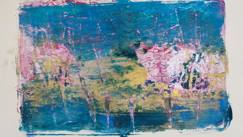Monotype, impression gélatine, or, bleu ,rouge, argenté avec pochoirs, herbes et fils. Acrylique sur papier.
