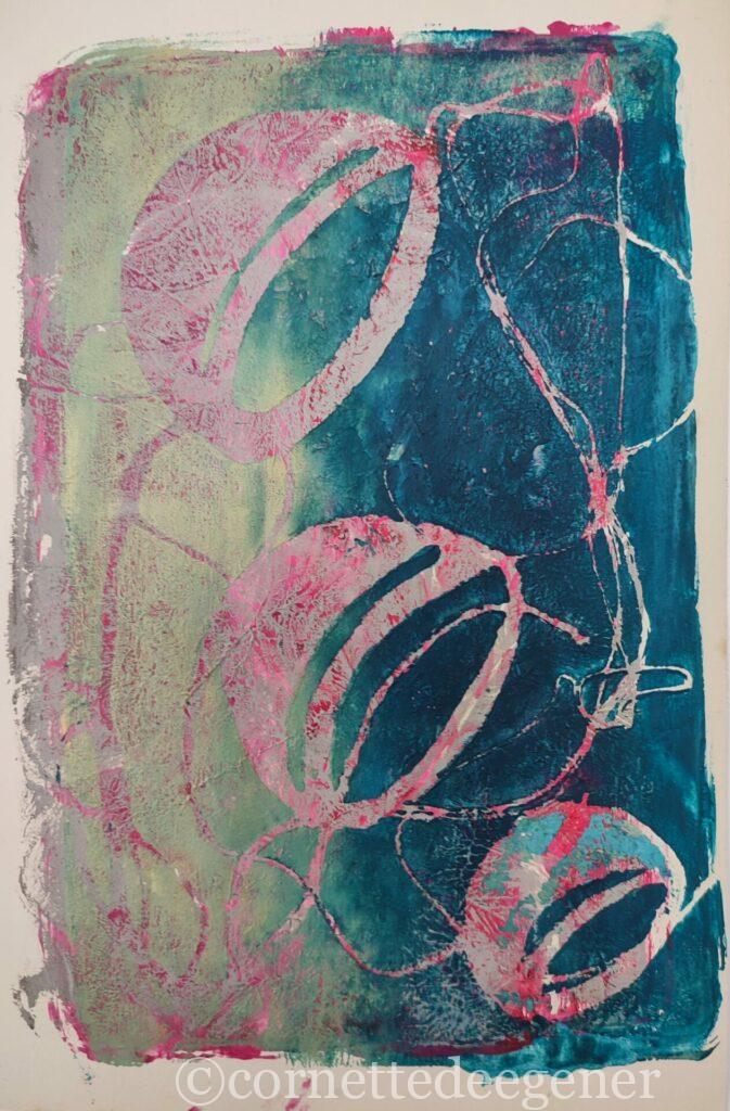 Monotype, impression gélatine, or, bleu, rouge, gris avec pochoirs, feuilles, herbes et fils. Acrylique sur papier.