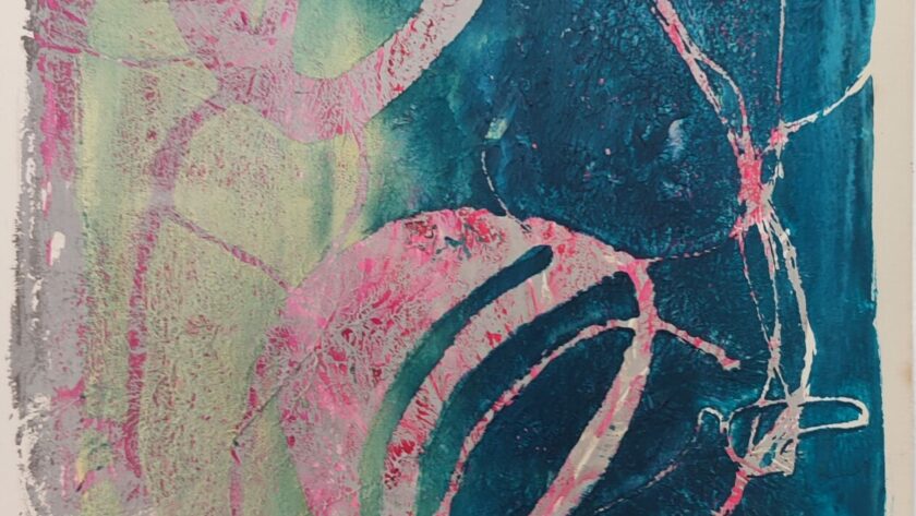 Monotype, impression gélatine, or, bleu, rouge, gris avec pochoirs, feuilles, herbes et fils. Acrylique sur papier.
