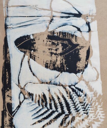 Monotype, impression gélatine, noir - beige avec pochoirs, feuilles, herbes et fils. Acrylique sur livre franccais.