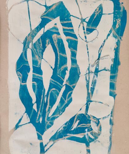 Monotype, impression gélatine bleu - beige avec pochoirs, herbes et fils.
