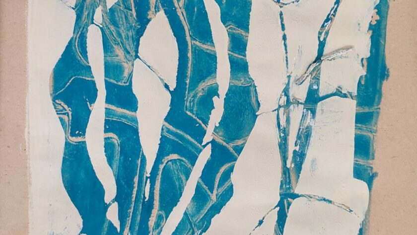Monotype, impression gélatine bleu - beige avec pochoirs, herbes et fils.