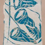 Monotype, impression gélatine bleu - beige avec pochoirs, plantes et fils.