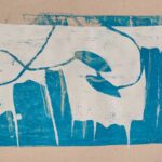 Monotypie blau - beige auf Gelatineplatte mit Schablonen und Fäden.